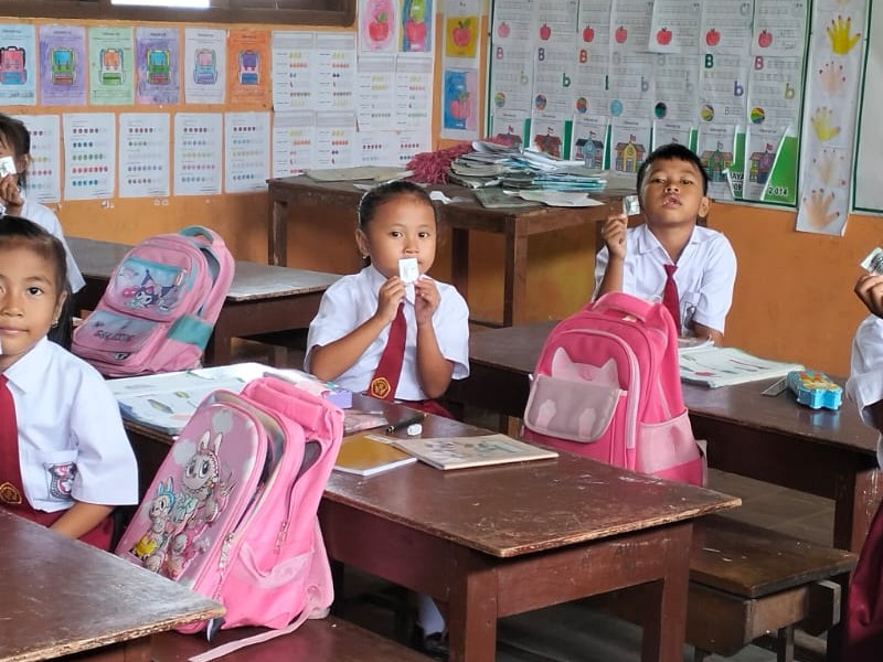 PEMBERIAN OBAT CACING PADA SISWA-SISWI SDN 1 SUBOH