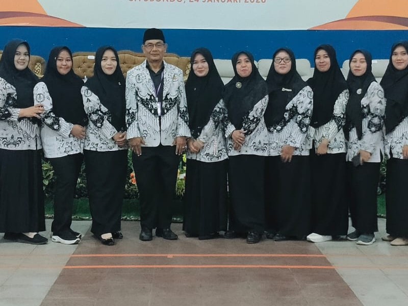 Ibu Novita Salah satu perwakilan guru SD Negeri 1 Suboh mengikuti pembinaan guru PPPK paruh waktu, PGRI bersholawat dan penyerahan piala lomba HUT PGRI ke-80 dan HGN tahun 2025 di Gedung PGRI Situbondo"